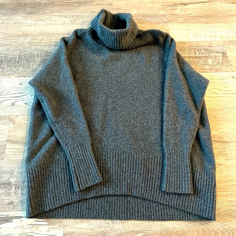 Daily Ritual womens turtleneck sweater. Very soft! Size M